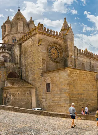 La Catedral de Évora es uno de los principales monumentos de los que hablaremos en este free tour.