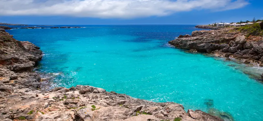 Aguas entre rocas en Cala Blanca, Menorca