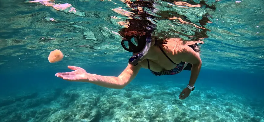 Persona haciendo snorkel en Menorca