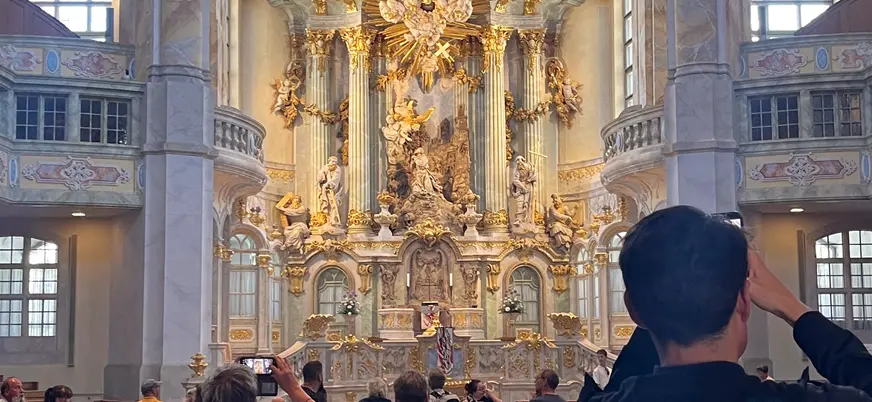 Excursionistas en el interior de la Frauenkirche Dresde Alemania