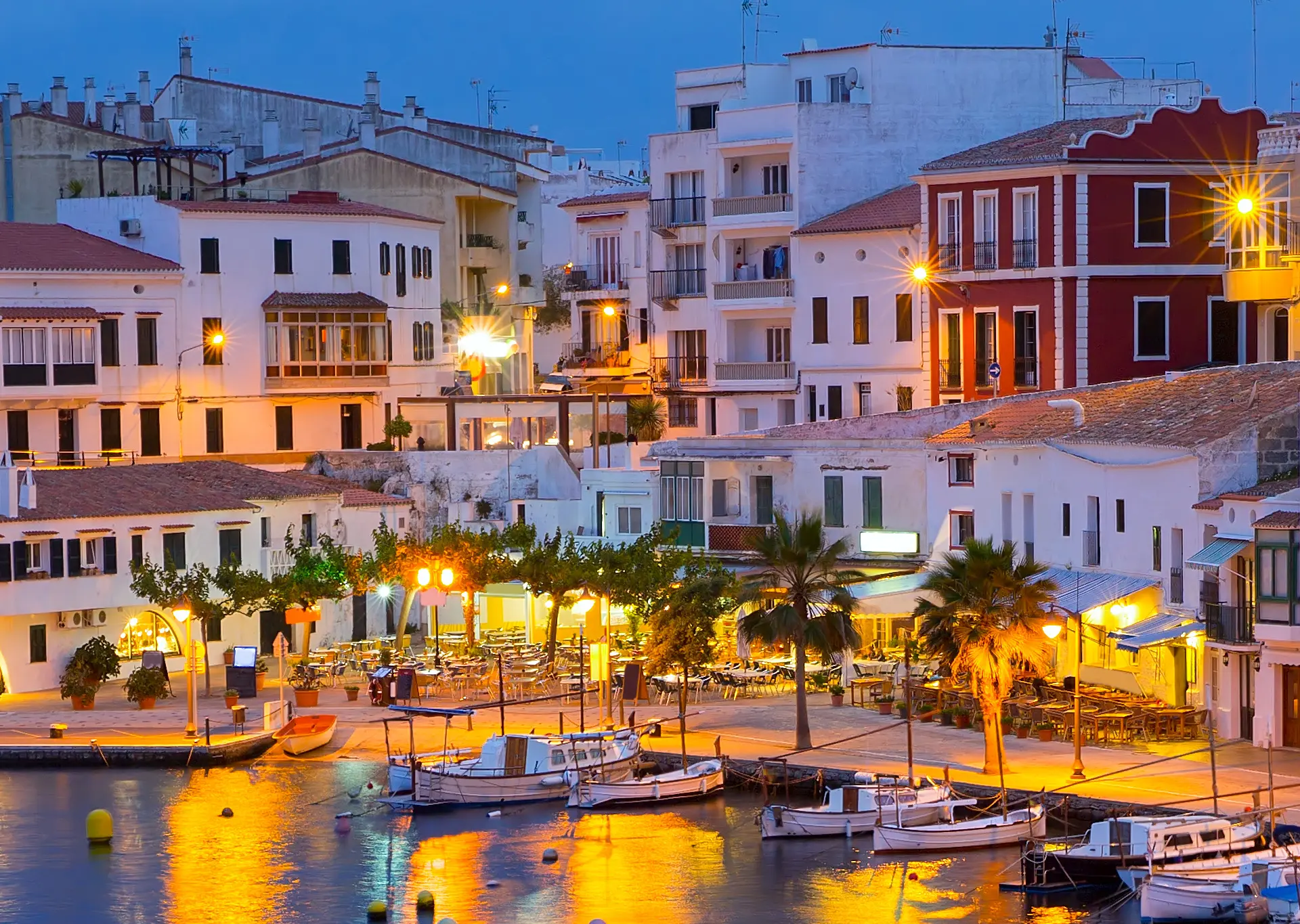 Puerto deportivo de Mahón en Menorca al atardecer