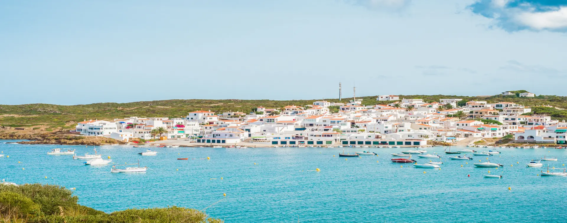 Vista de la Playa de Es Grau en Menorca - Actividades y Excursiones en Menorca Buendía