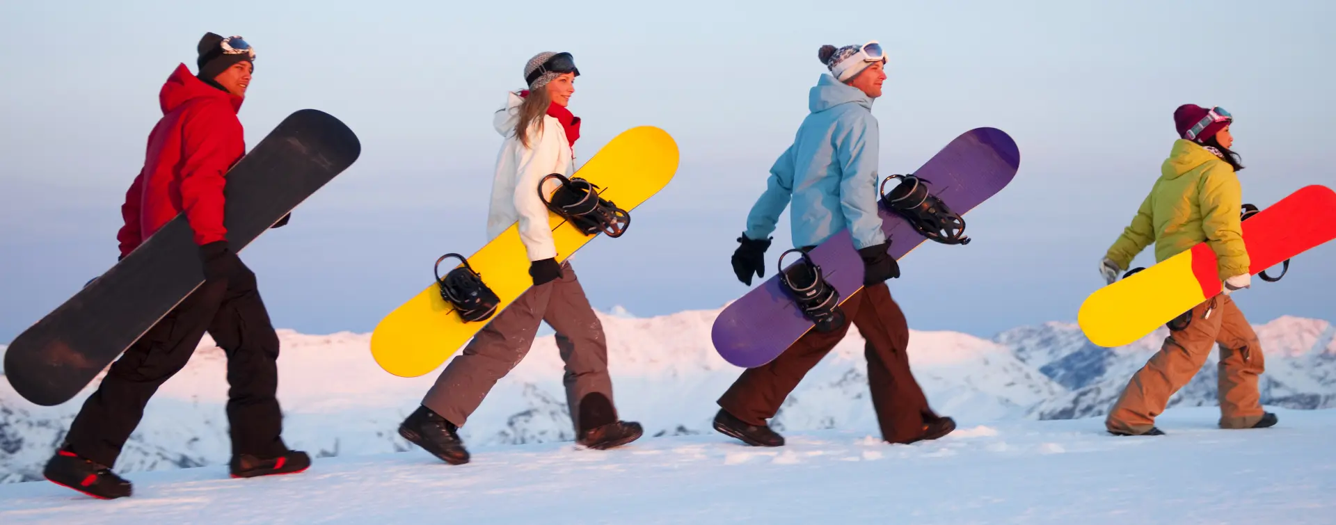 Personas con tablas de Snowboard - Alquiler de Snow en Baqueira Beret 1500 - Actividades deportivas, de ocio y al aire libre en Baqueira Beret - Buendía