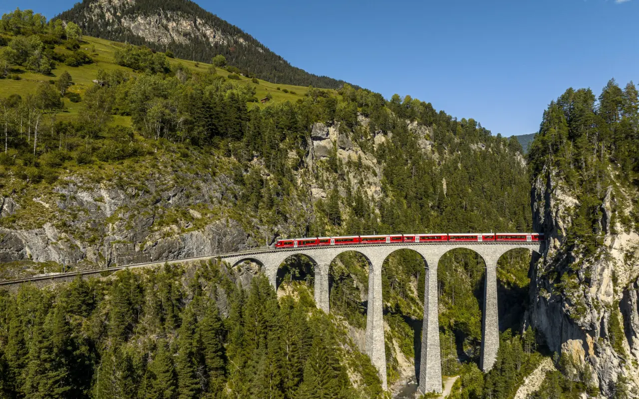 El tren Bernina Express y Glacier Express atraviesan los Alpes Suizos a través de desfiladeros y pasos naturales únicos.