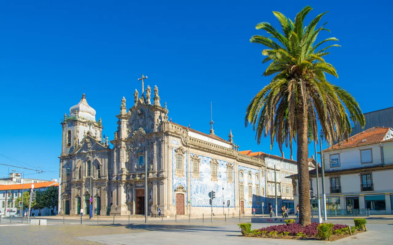 La iglesia do Carmo, frente a la Universidad de Oporto.