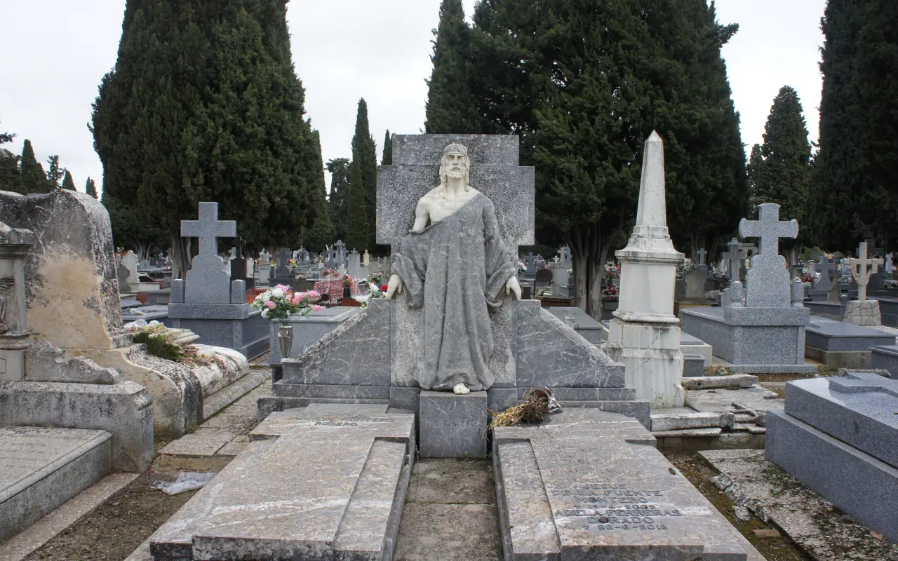 Escultura en el cementerio de Ciudad Real