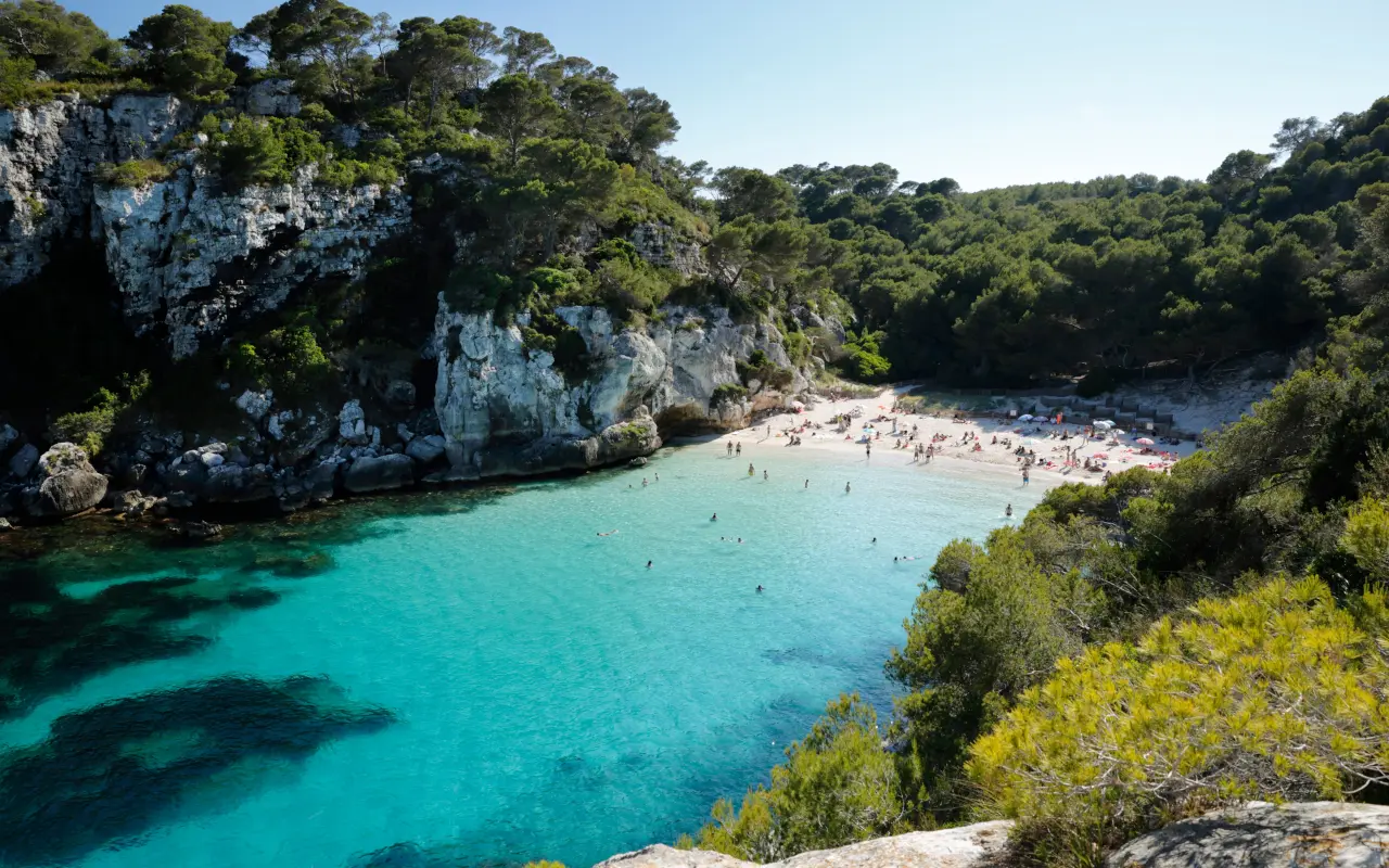 Descubre la serenidad de Cala Macarelleta, un rincón apartado de las multitudes.