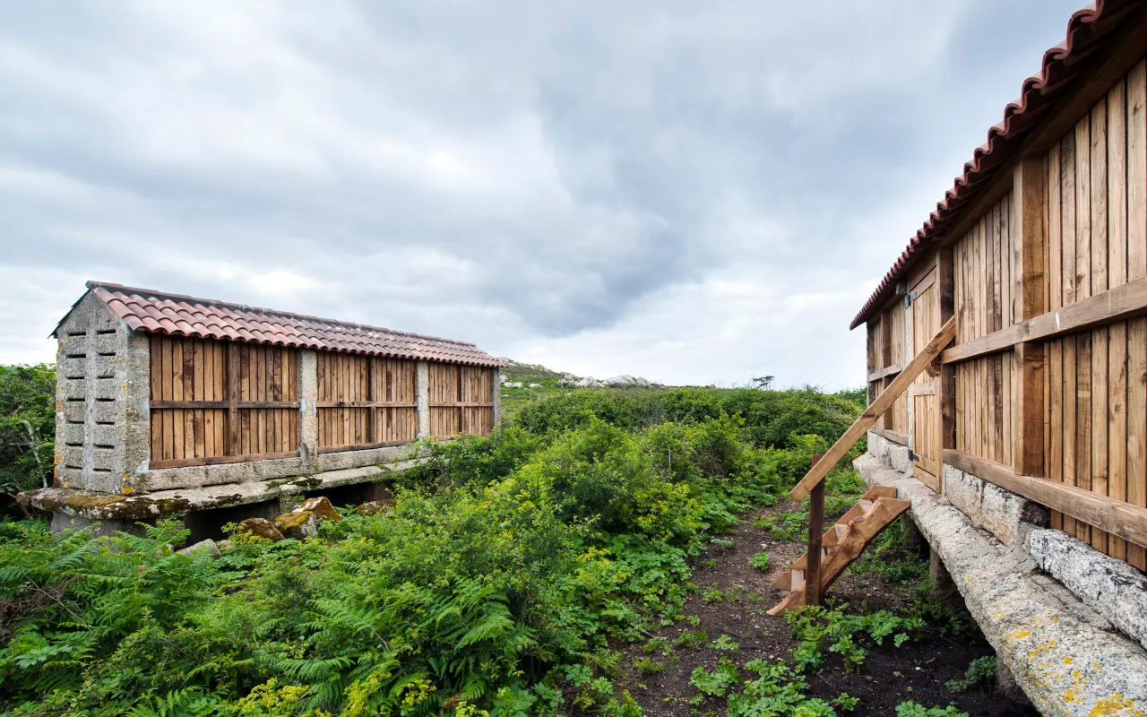 Graneros en la isla de Sálvora en Galicia