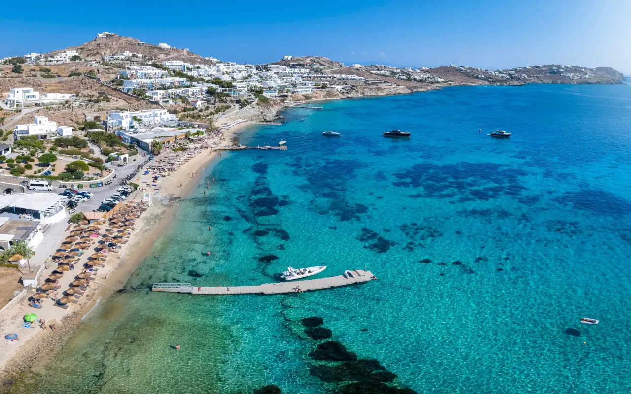 Agua cristalina de la Bahía de Agios Ioannis, Grecia