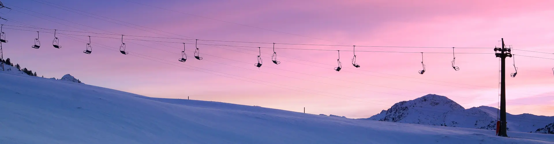 Estación de esquí de Baqueira Beret Telesilla de la estación de esquí de Baqueira Beret al atardecer