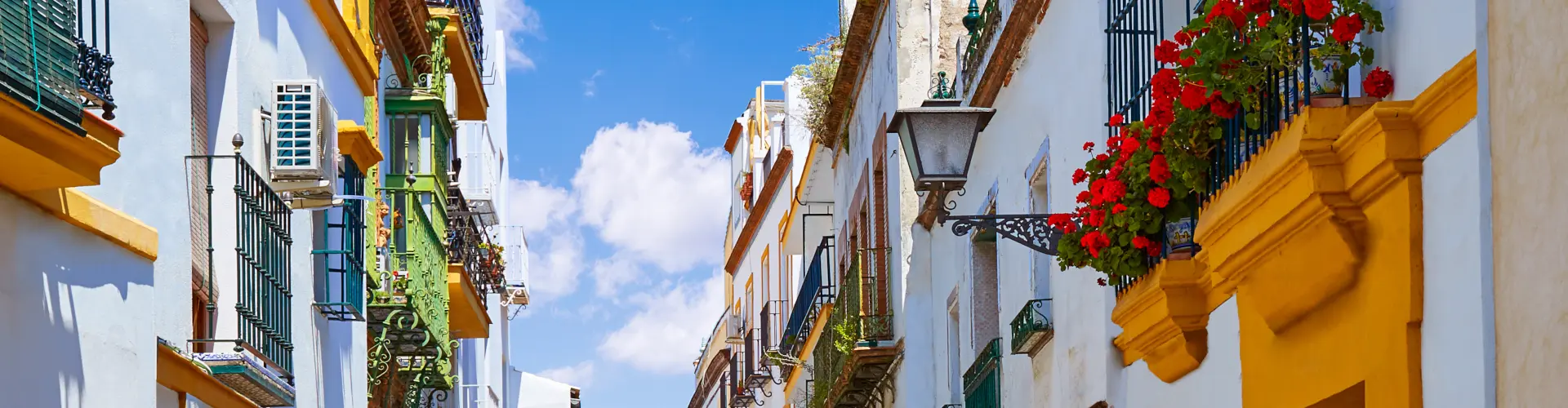 Calle típica andaluza en el barrio de Triana