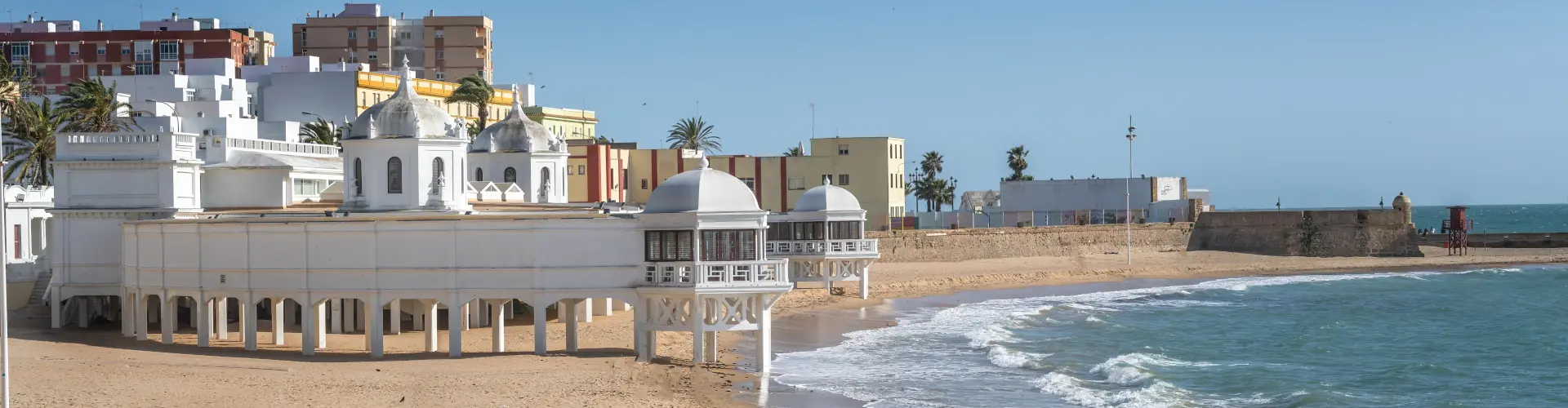 Playa de La Caleta y Edificio Balneario de la Palma en la provincia de Cádiz.,