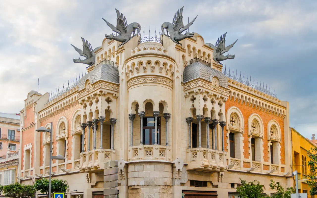 Fachada de la Casa de los Dragones en Ceuta, con sus esculturas icónicas coronando el edificio modernista.