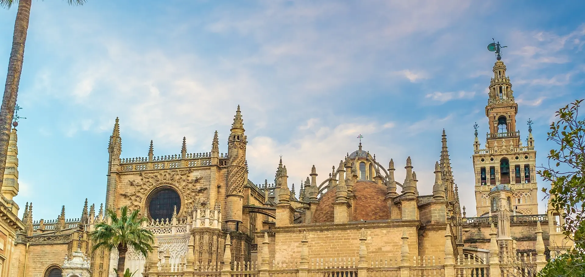 Catedral de Sevilla en un día soleado