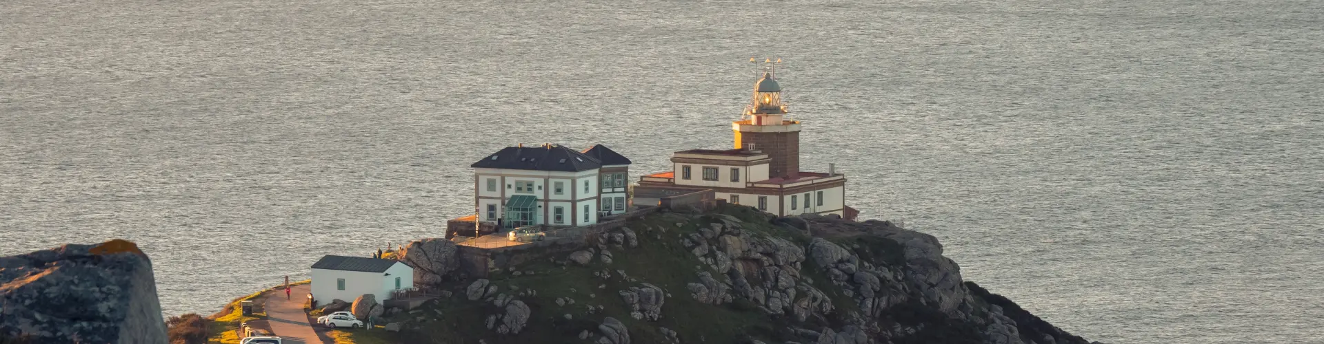 Faro de Finisterre con el océano Atlántico de fondo