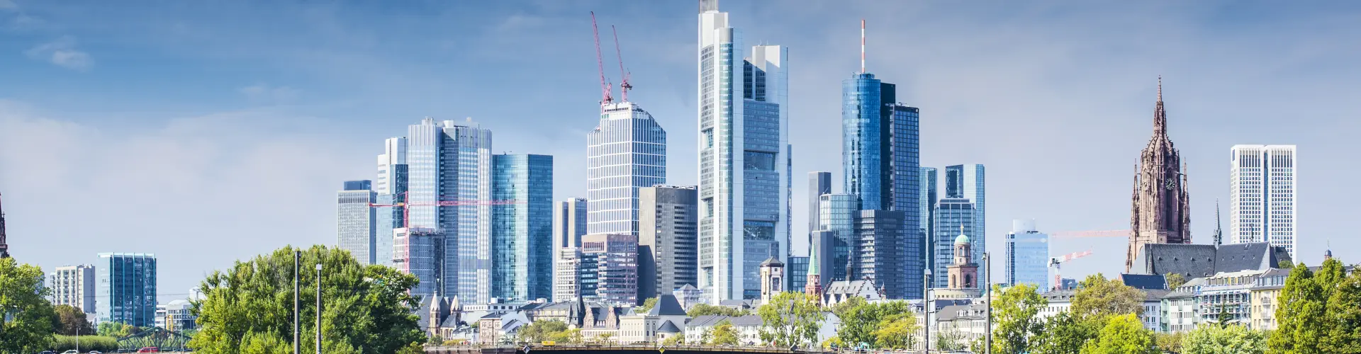Vista panorámica de Frankfurt, destacando sus altos rascacielos y el horizonte moderno de la ciudad.