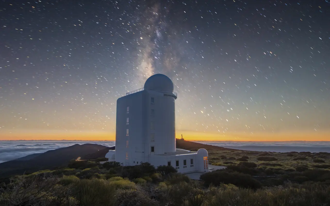 El Observatorio del Teide por la noche, con vistas a un cielo despejado.