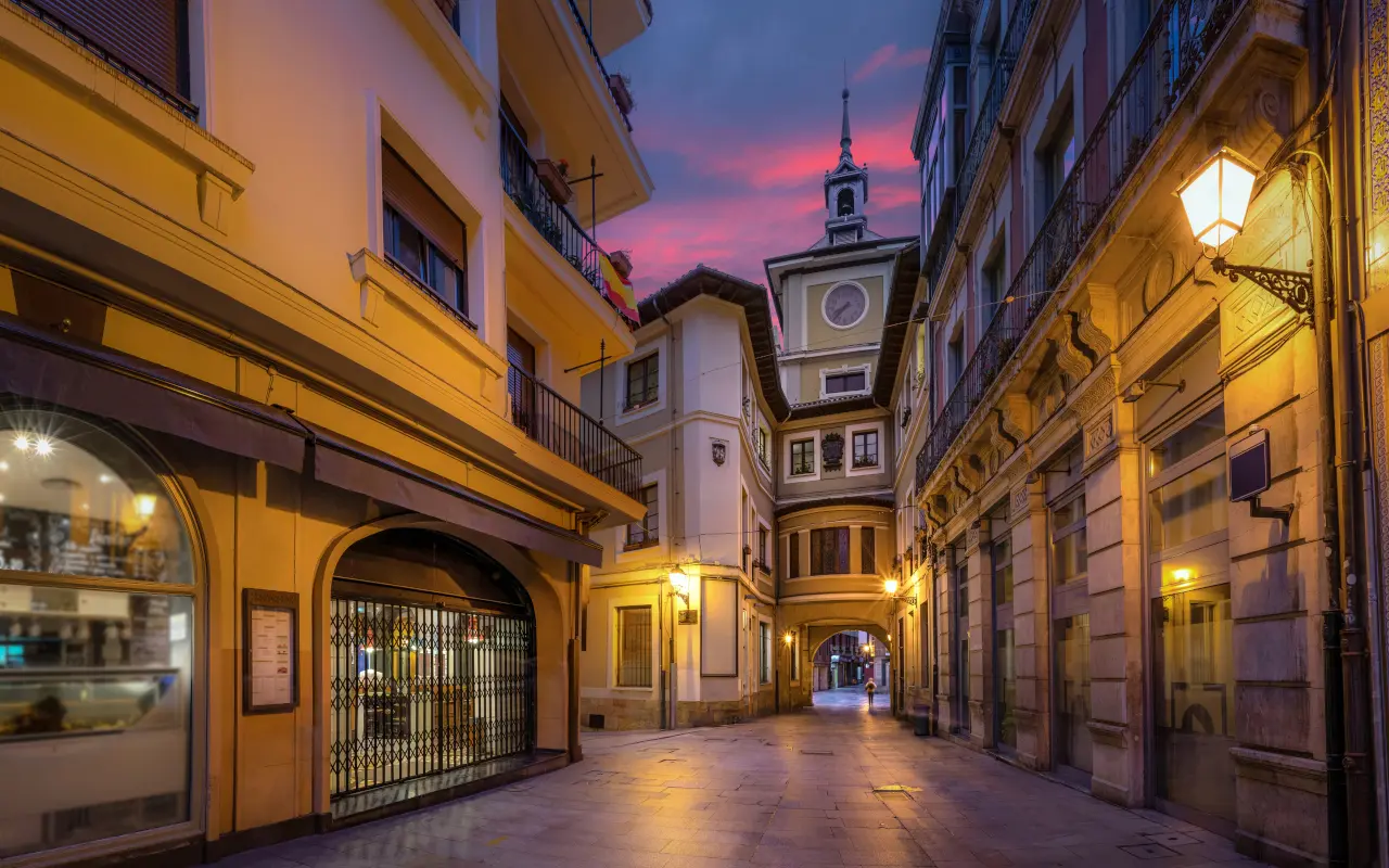 La torre del ayuntamiento de Oviedo en la noche