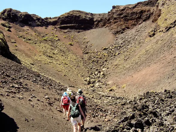 Sendrismo Guiado Lanzarote paisaje Lunare Trekking Rutas Guias de Montaña islas Canarias España