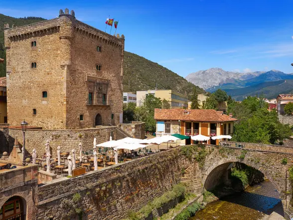 Torre del Infantado junto al puente y río en Potes, Cantabria.
