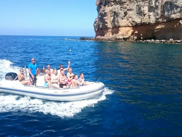 Pasajeros se divierten en una lancha rápida por en las aguas de Gran Canaria.