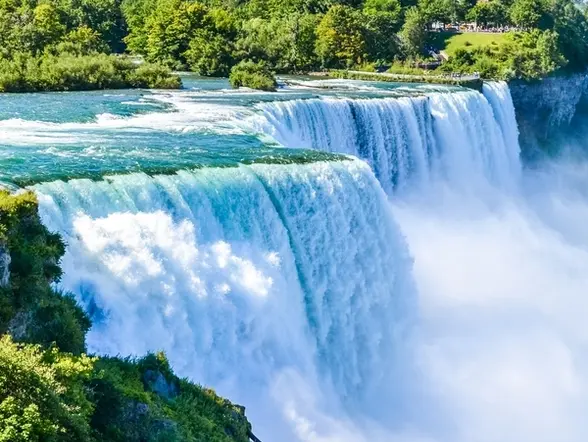 Cataratas del Niágara fluyendo con fuerza