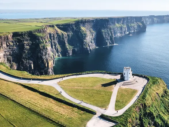 Torre O'Brien ante los acantilados de Moher y el océano en Irlanda