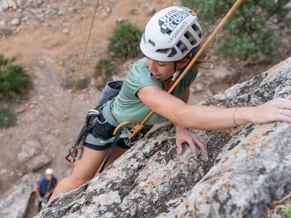 Mujer practicando escalada deportiva en el sector El Chorro, Málaga