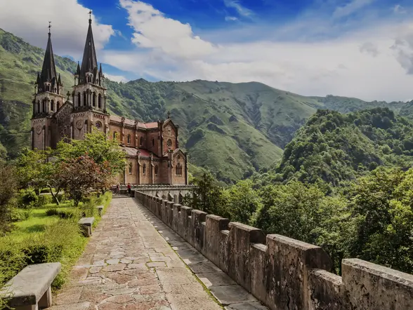 Basílica de Santa María de Covadonga en los Picos de Europa, Asturias
