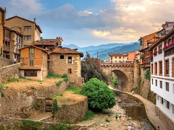 Puente de San Cayetano sobre el río Quiviesa en el casco antiguo de Potes