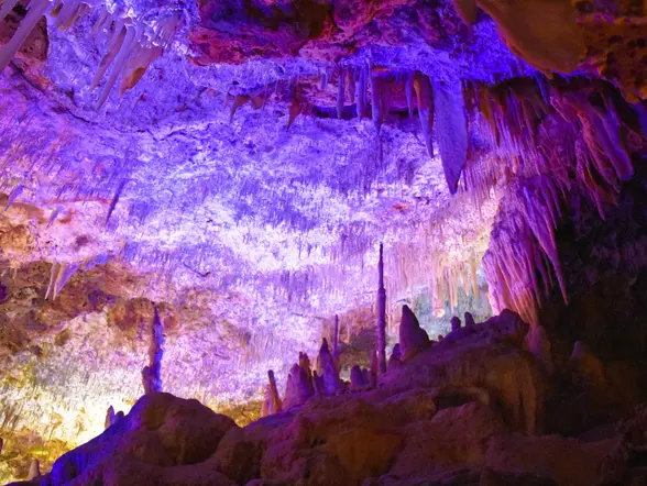 Alts fotografías Gem personalizado Alts fotografías ha dicho Iluminación violeta sobre estalactitas y rocas en las Cuevas dels Hams, Mallorca