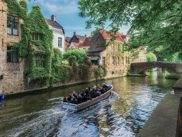 Paseo en barco por los canales de Brujas con buendía