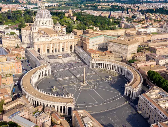 Vista aérea de la Plaza de San Pedro y la Basílica de San Pedro en el Vaticano