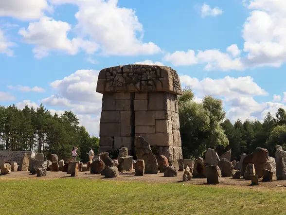 Monumento de piedra en el campo de Treblinka, Polonia