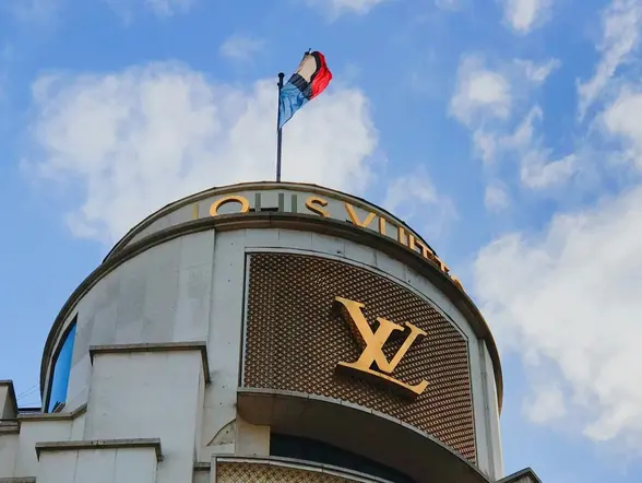 Tienda insignia de Louis Vuitton en los Campos Elíseos, París.