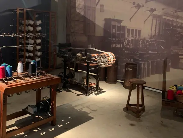 Maquinaria de hilado y bobinas de colores en el Museu de l'Aigua i el Tèxtil.