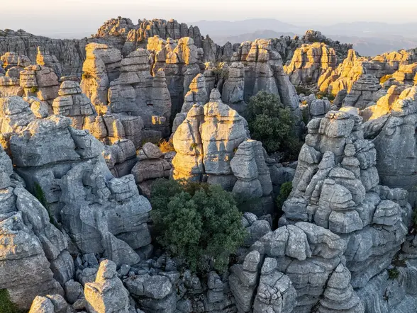 Paisaje kárstico en el Torcal de Antequera al atardecer.