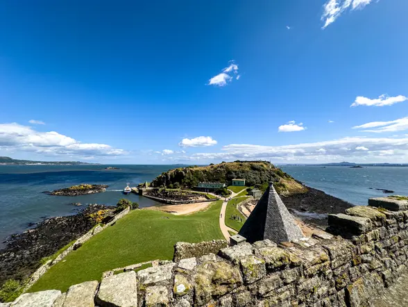 vista isla inchcolm abadía en el firth of forth escocia