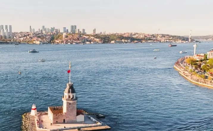 Torre de la Doncella en el Bósforo con la ciudad de Estambul al fondo.