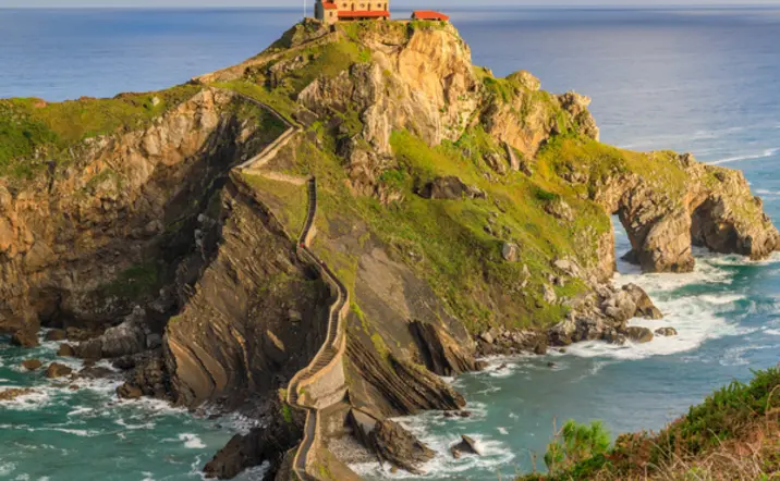 Ermita de San Juan de Gaztelugatxe sobre el islote