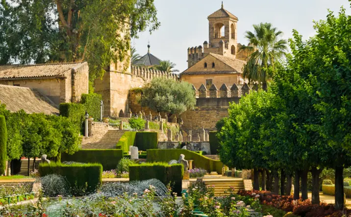 Fuentes, flores y senderos en los Jardines del Alcázar de los Reyes Cristianos.