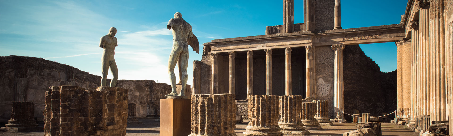 Esculturas en las ruinas de Pompeya-Excursión a Pompeya desde Roma en tren-Buendía Roma 
