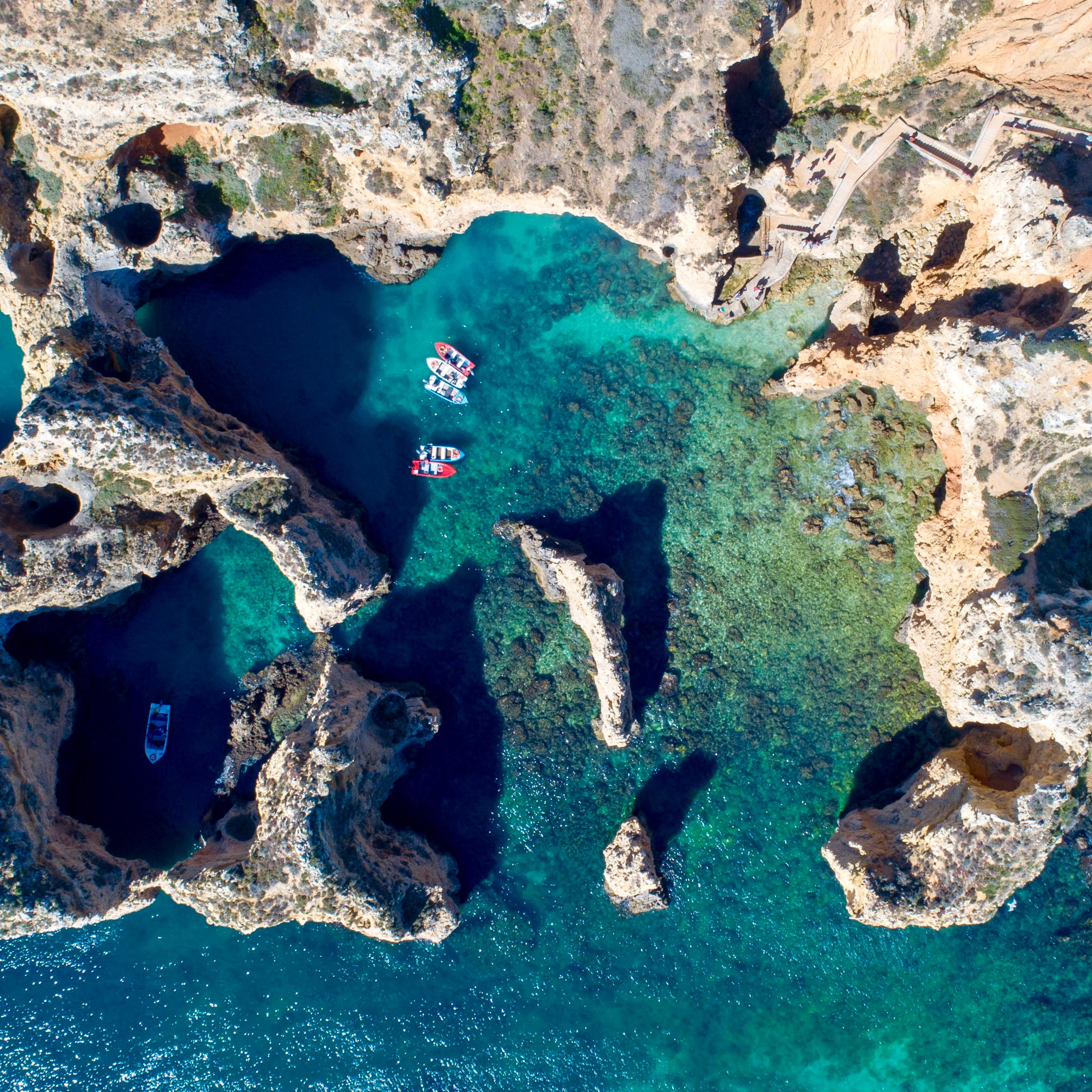 Vista picada de barcos en  las cuevas de Ponta da Piedade