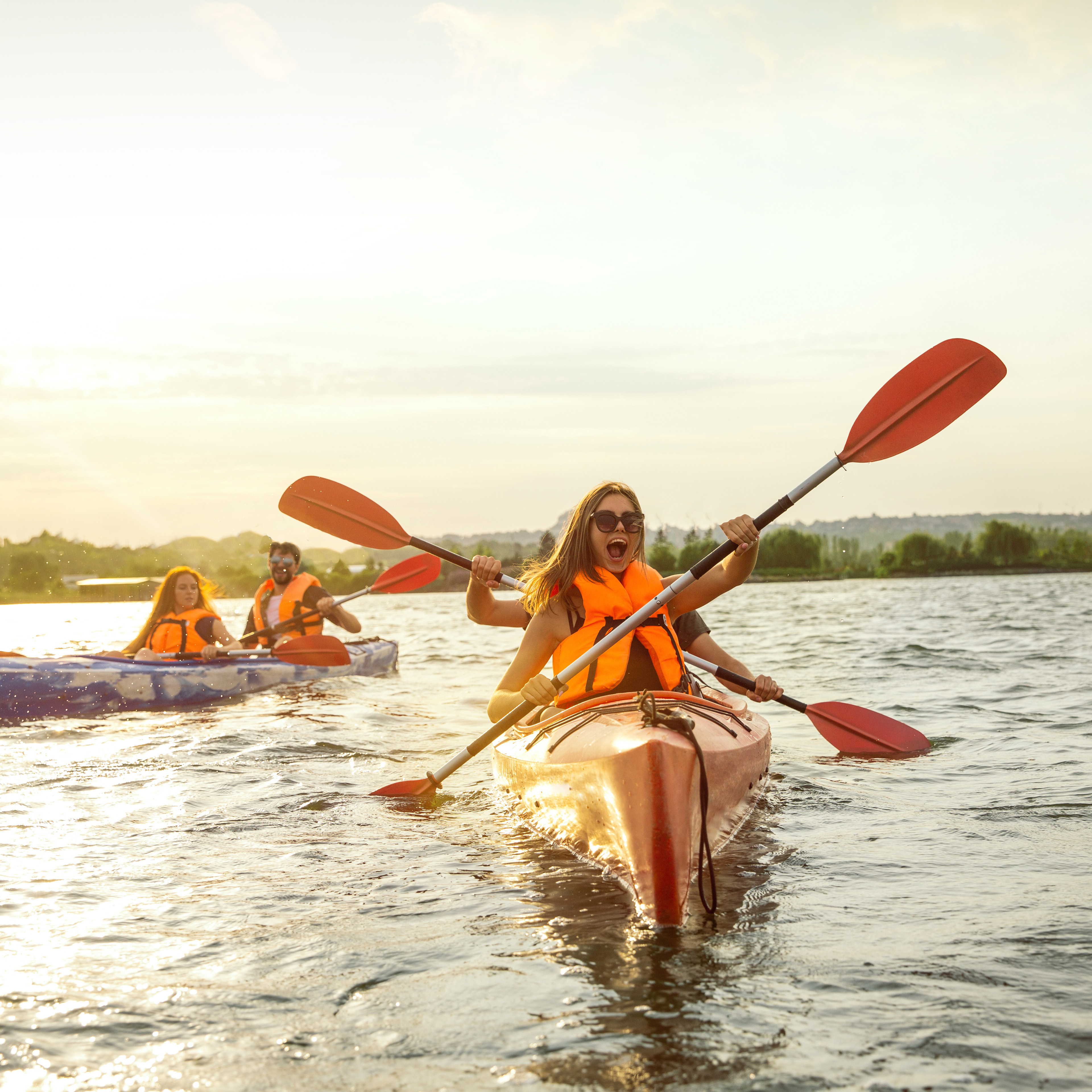 Grupo de jóvenes en kayak en la playa de Palombina cerca de llanes en Asturias