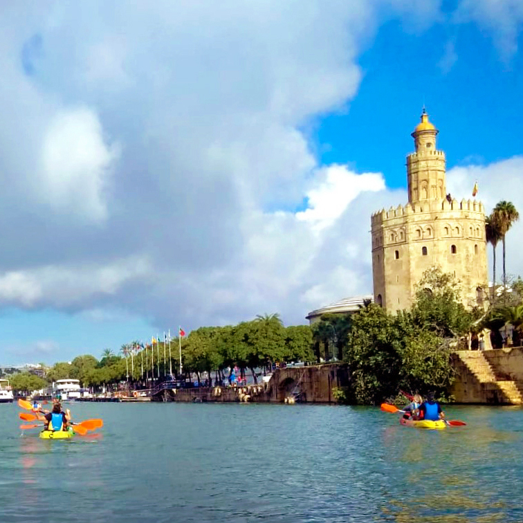 Ciudad de Sevilla y río Guadalquivir con personas en kayak - Tour en Kayak por Sevilla - Buendía Andalucía