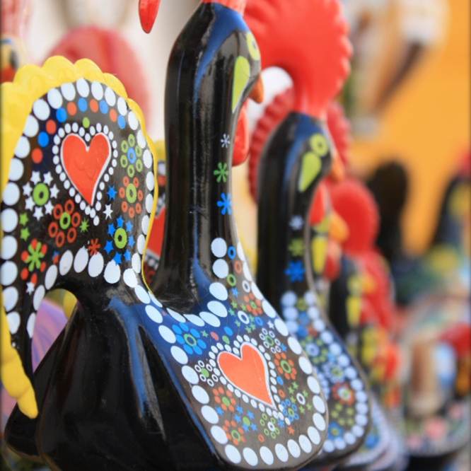 Figurina colorida de un gallo, símbolo de Portugal - Excursión a Fátima, Nazaré, Óbidos y Batalha desde Lisboa - Actividades y Excursiones Buendía Portugal