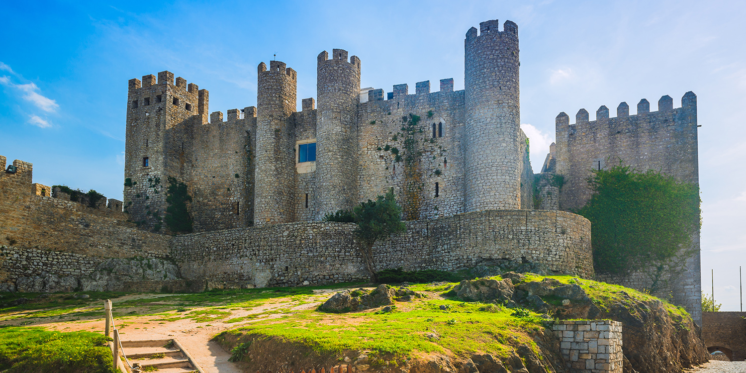 Castillo medieval de Óbidos sobre su muralla de piedra.