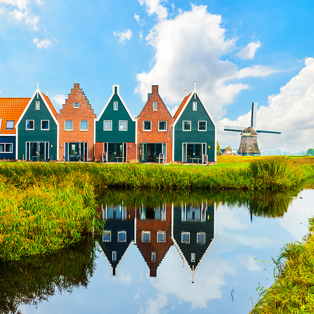  Casas coloreadas en el Parque Marino de Volendam en el Norte en Holanda - Excursión a la Campiña Holandesa desde Ámsterdam - Tour y Visitas guiadas Buendía Holanda, Países Bajos.