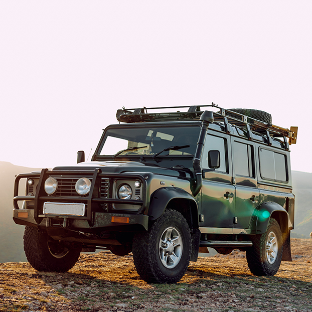 4x4 y Naranjo de Bulnes o Picu Urriellu desde el pueblo de Arenas de Cabrales durante la ruta en 4x4 con BuendíaTours por picos de Europa en Asturias