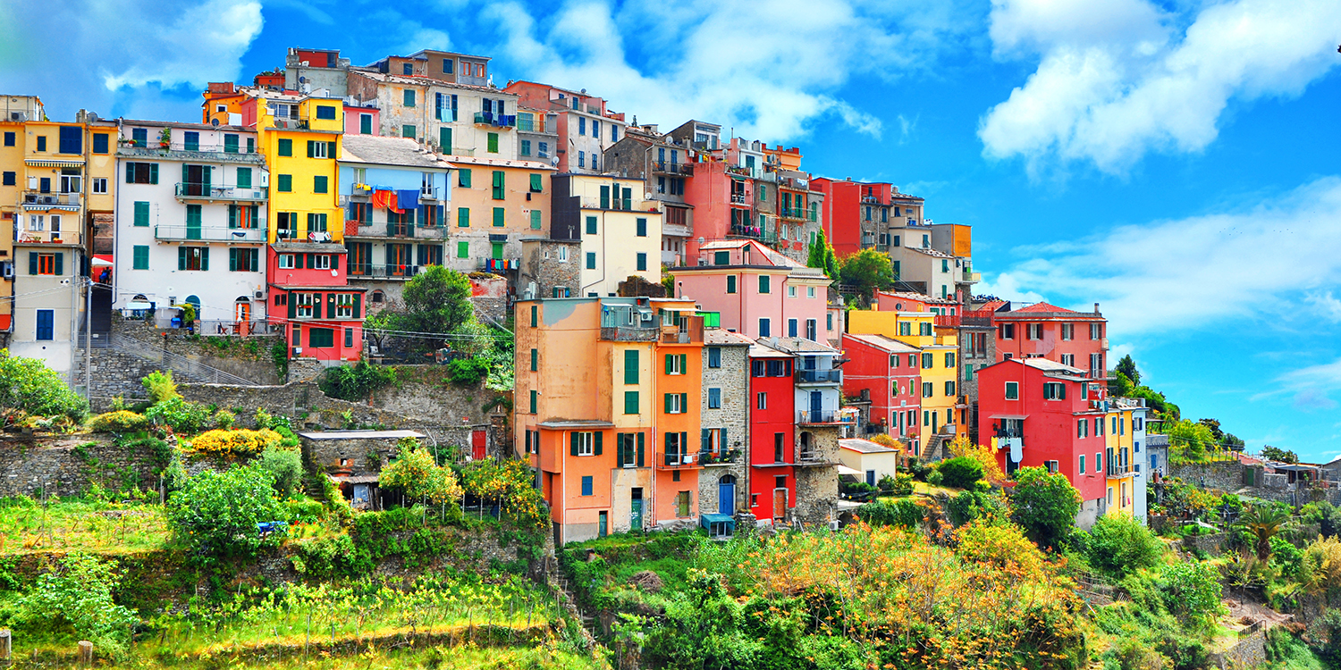 Siéntate, relájate y siente la brisa marina acariciando tu piel descubriendo Corniglia.